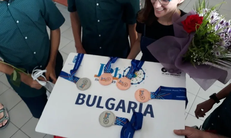Българчетата се върнаха с пет медала от международната олимпиада по физика - Tribune.bg