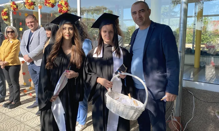 Удари последният училищен звънец за зрелостниците от Випуск 2025 в Луковит - Tribune.bg