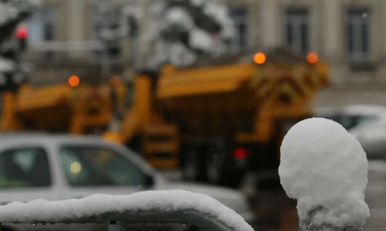 135 машини чистят София от снега - Tribune.bg