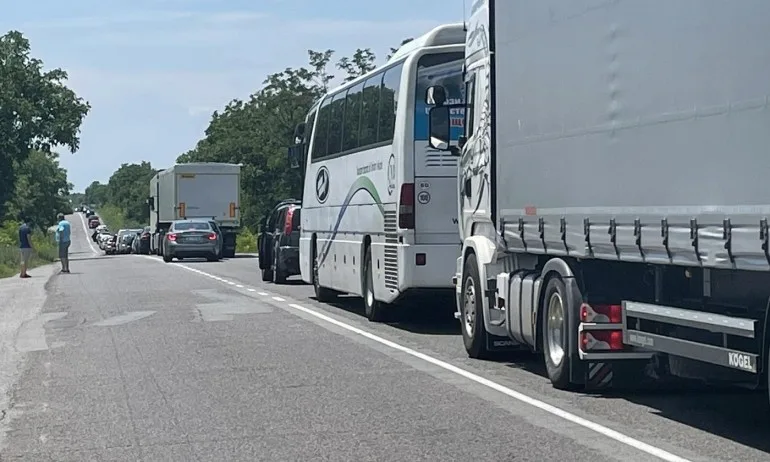 10 километра задръстване заради лека катастрофа на обхода на Тракия - Tribune.bg