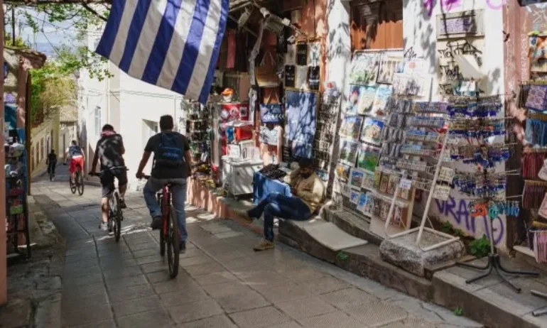 Гърците спряха заведенията и все повече пазаруват втора употреба - Tribune.bg