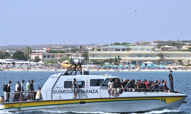 10 мигранти загинаха край Италия след корабокрушение - Tribune.bg