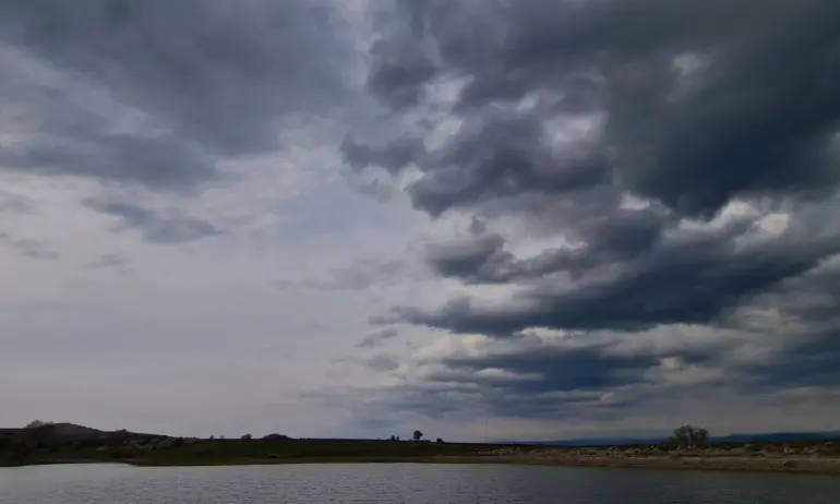 Облачно време, на места с валежи - Tribune.bg