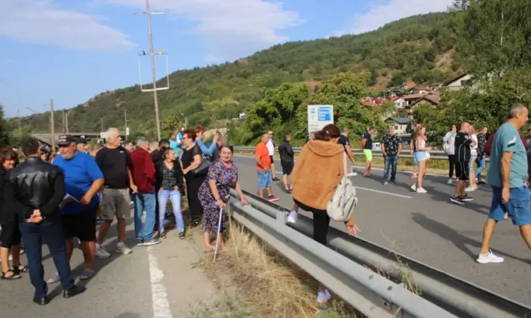 Заради безводието: Протест блокира Е-79 - Tribune.bg