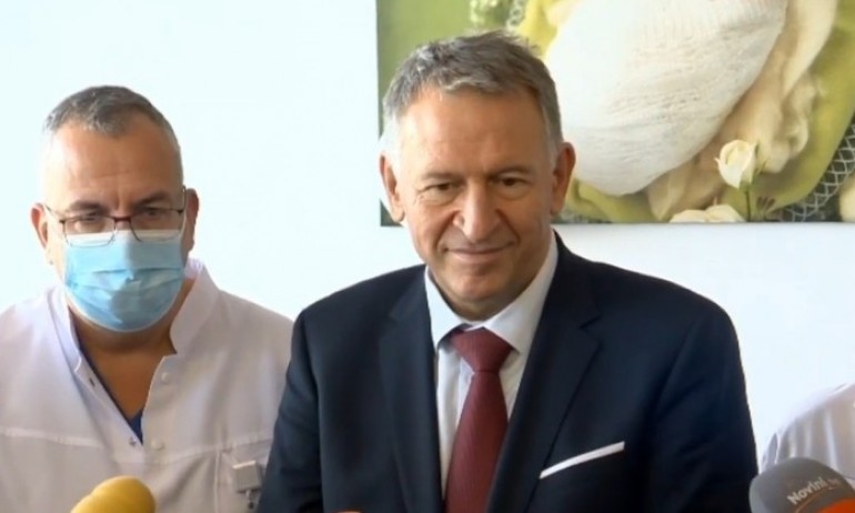 Тестовете за децата задържани в Унгария, Кацаров предлага антигенни за възрастни за големите ученици - Tribune.bg