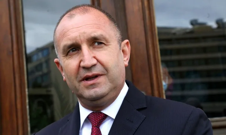 Предизборна кампания: 50 души посрещнаха Радев в Чепеларе, ваксинирал се срещу коронавирус - Tribune.bg