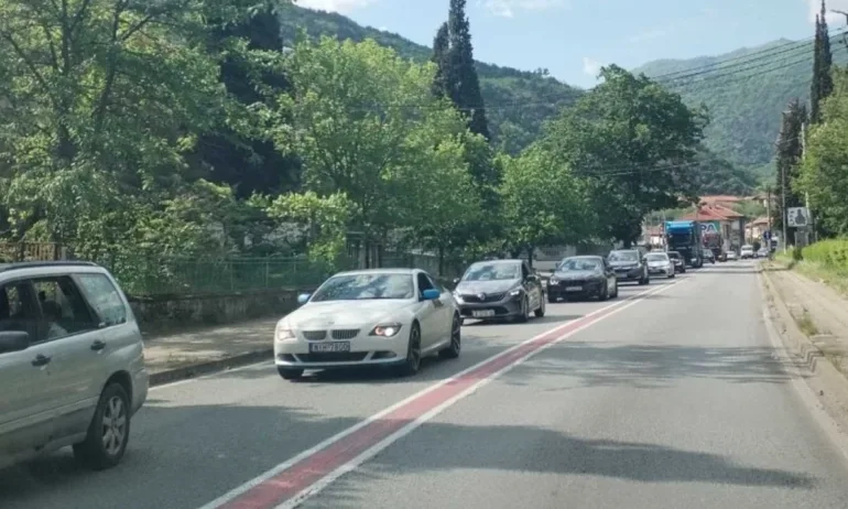 Задръствания към Гърция: Пътят през Кресна блокира с часове - Tribune.bg