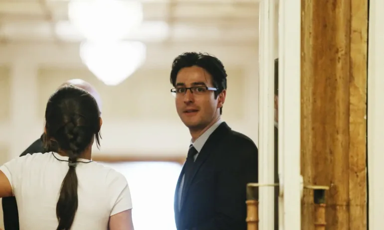 Директорът на Народния театър кани на сцената министъра за публичен отчет - Tribune.bg