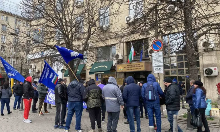 Протест на шофьори на линейки и фелдшери с искане за по-високи заплати - Tribune.bg