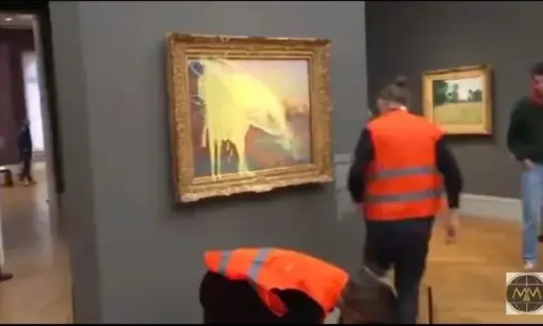 Екоактивисти отново се вихриха в музей - този път заляха с картофено пюре картина на Моне - Tribune.bg