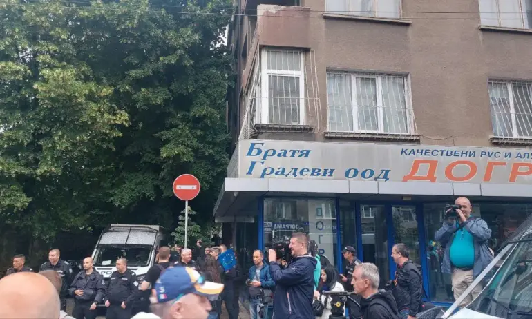 Протест пред президентството и централата на Възраждане: Десетки скандират Радев е позор - Tribune.bg