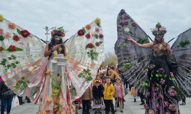 Парад на цветята в Бургас (СНИМКИ) - Tribune.bg