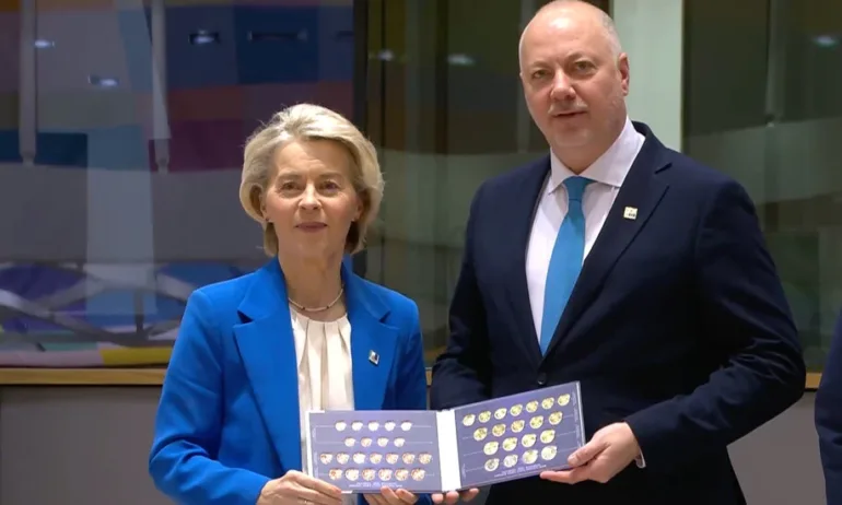 Росен Желязков подари българските евромонети на Урсула фон дер Лайен, Роберта Мецола и Антонио Коща в Брюксел - Tribune.bg