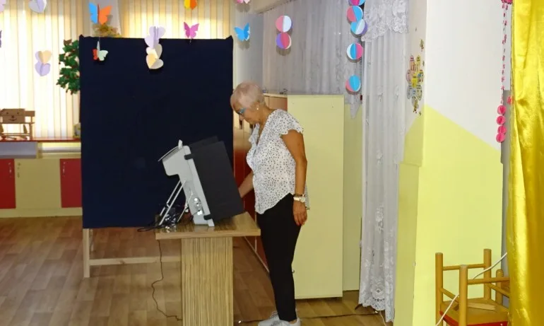 ЦИК брои контролно разписките от 30 секции с машинно гласуване в Благоевград - Tribune.bg