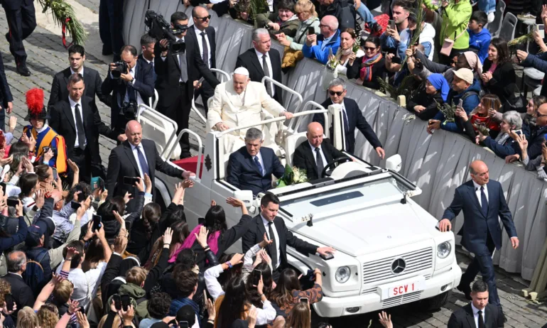 Католическият свят празнува Цветница - Tribune.bg