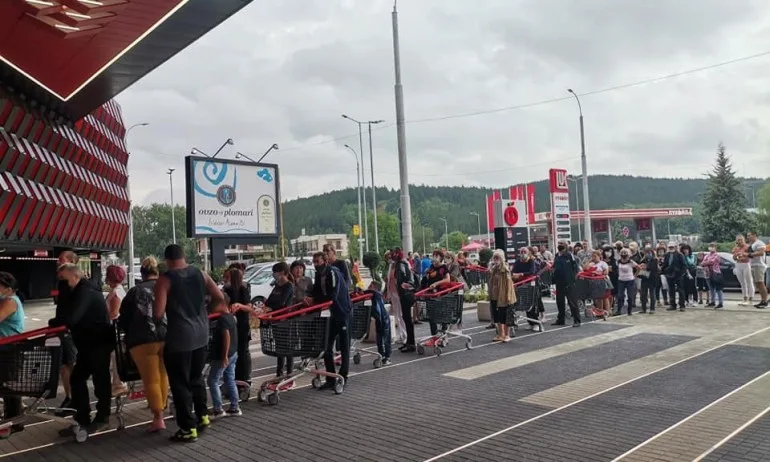 Дежавю в Перник: отново опашки пред верига хипермаркети - Tribune.bg