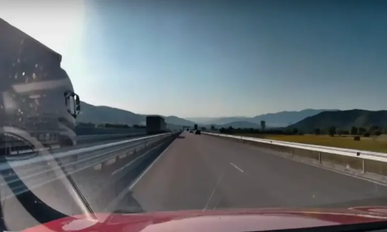 Абсурдна ситуация: Тирове карат в насрещното на скоростен път - Tribune.bg