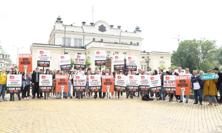 Сценаристи излязоха на протест пред Народното събрание (СНИМКИ) - Tribune.bg