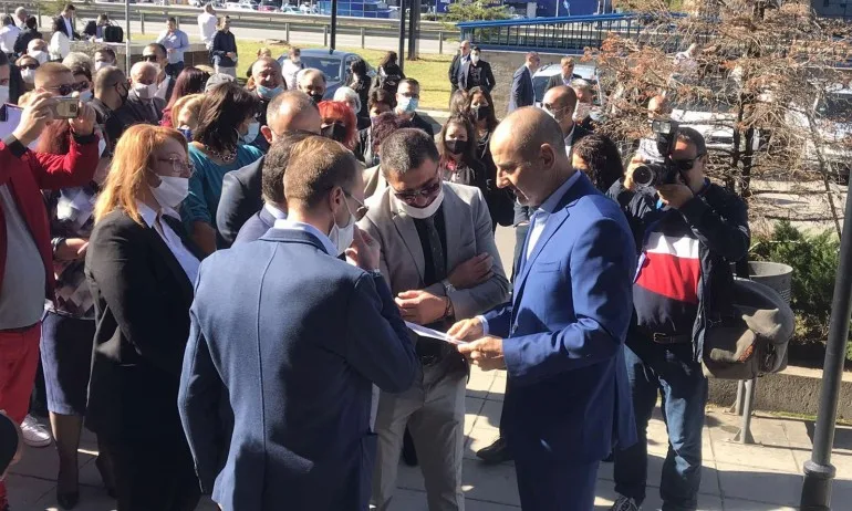 Служители на Лев Инс питат Цветан Цветанов: Осъзнавате ли колко човешки съдби пострадаха от действията Ви? - Tribune.bg