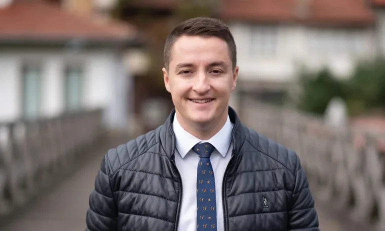 Божанков пробва нов фейк: Пусна протокол от изборна секция с председател от ПП-ДБ - Tribune.bg