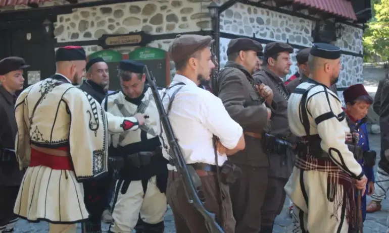 С възстановка ВМРО почете 120 години от Илинденско-Преображенското въстание - Tribune.bg