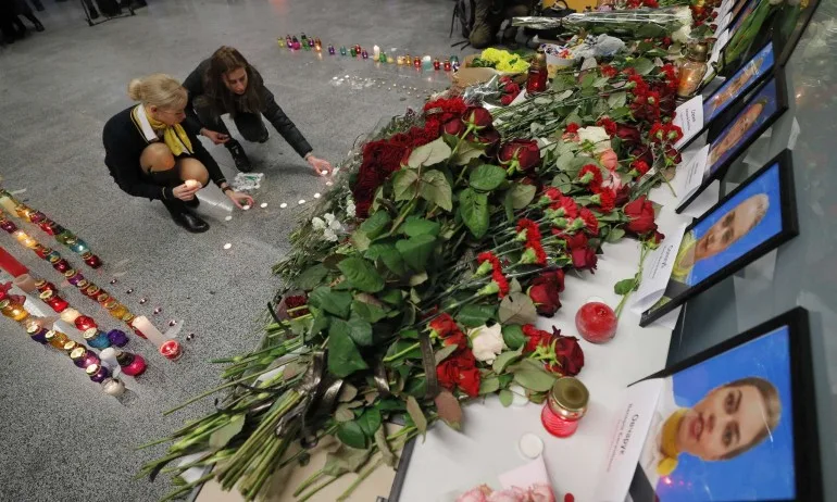 Погребват повечето жертви на самолетната катастрофа в Иран - Tribune.bg