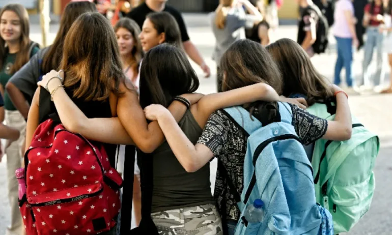 Гърция: Над 16 000 изключени ученици заради ползване на смартфон в клас - Tribune.bg