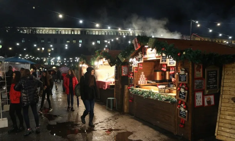 Забраняват масите и консумацията на място на откритите Коледни базари в София - Tribune.bg