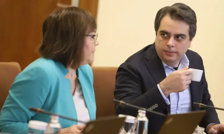 Според Асен Василев: Чужди посолства им подшушвали да управляват с ГЕРБ - Tribune.bg