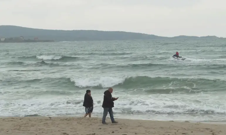 Две деца са пострадали след скок от вълнолома в Бургас - Tribune.bg