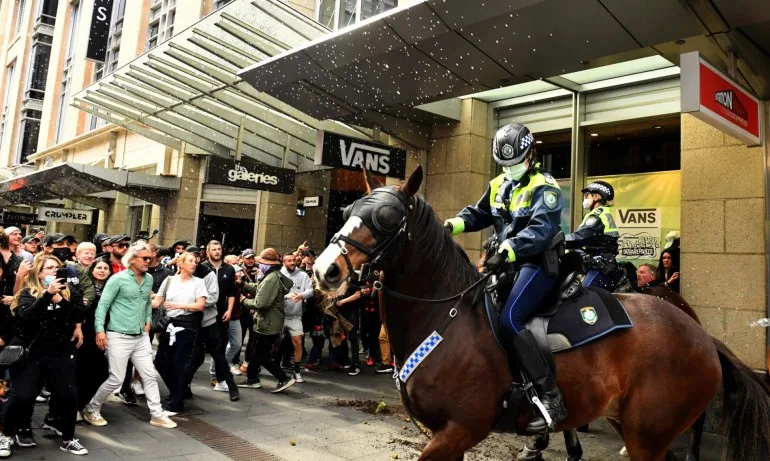 Арести в Австралия по време на протест срещу COVID мерките в страната (СНИМКИ) - Tribune.bg