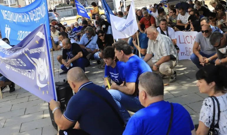 Спешни медици в няколко града на протест: Орязват ни възнагражденията за работа в риск - Tribune.bg