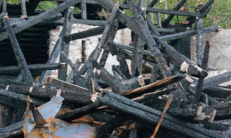 Две бебета са изгорели при пожар в изоставена къща край Шумен - Tribune.bg