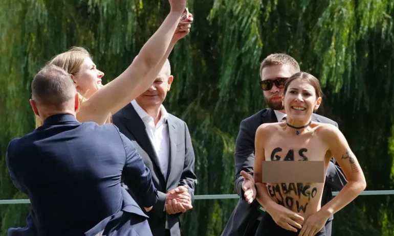 Протестиращи без горнища изненадаха канцлера на Германия - Tribune.bg