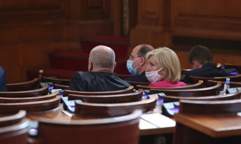 Павел Шопов от Атака и Александър Паунов от БСП без маски в НС, Караянчева сезира РЗИ - Tribune.bg