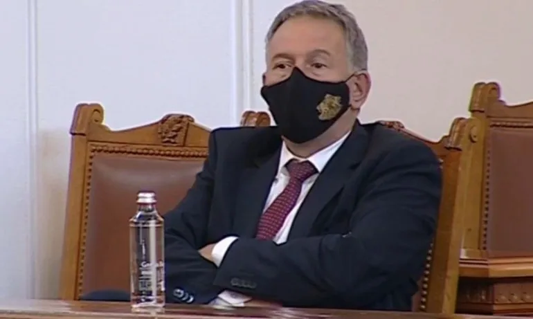 Кацаров най-после с маска в парламента - Tribune.bg