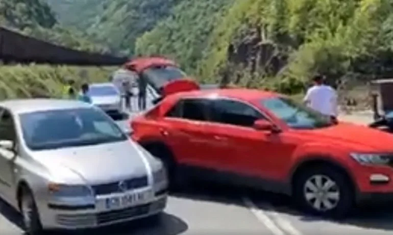 Протест блокира ГКПП Калотина, задръстването е над 3 километра - Tribune.bg