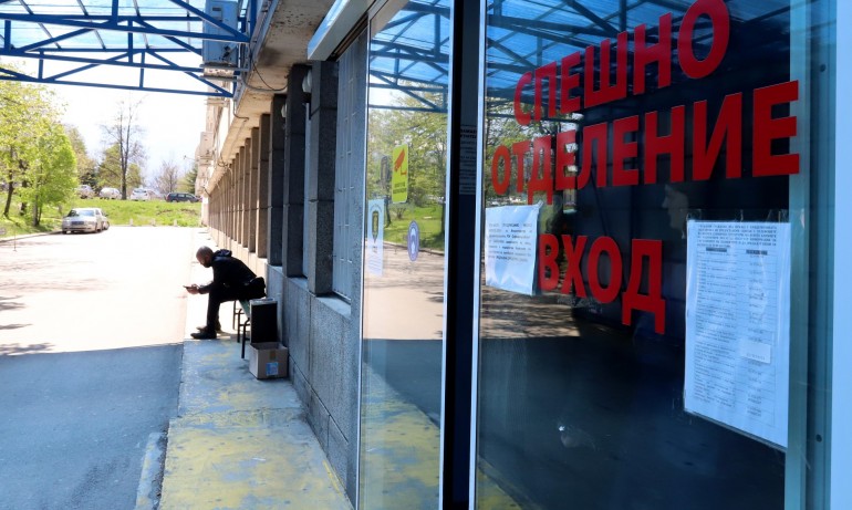 Обмислят полицаи да следят за контактните лица на COVID болни в спешните кабинети - Tribune.bg