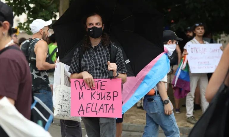 Протест и контрапротест под прозорците на Радев заради ЛГБТИ закона - Tribune.bg