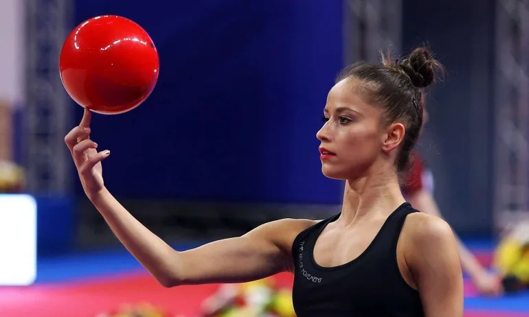 Прекрасната Невяна Владинова ще бъде водеща на Нощта на шампионите - Tribune.bg