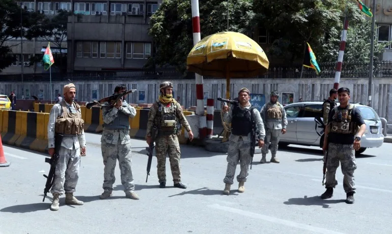 Талибаните преговарят за мирно предаване на властта в Афганистан, очаква се президентът да абдикира - Tribune.bg
