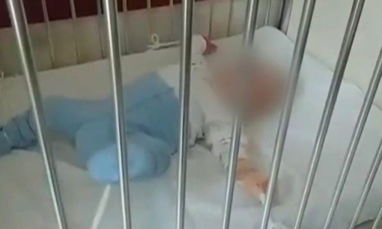 Бебета са връзвани за леглата си в сливенската педиатрия, разказа