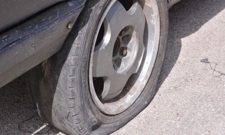 Вандалски акт в столичен квартал, десетки коли са с нарязани гуми - Tribune.bg