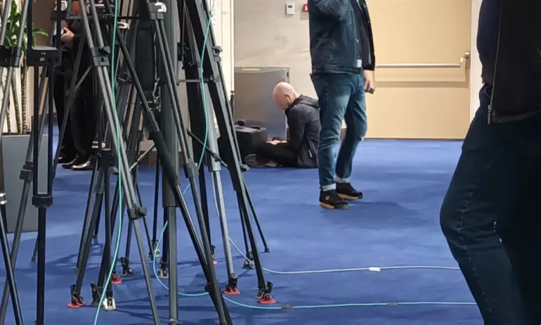 Безумие в парламента: Журналисти работят седнали на пода, няма места за всички - Tribune.bg