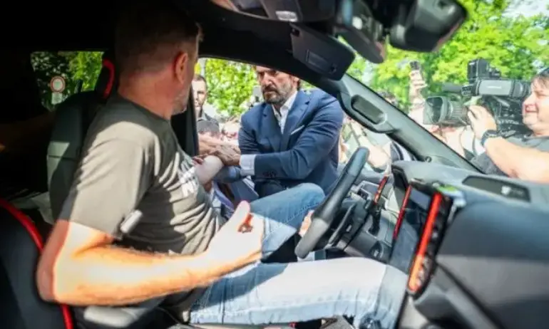 Зрелищен бой пред Словашкия парламент - (ВИДЕО) - Tribune.bg