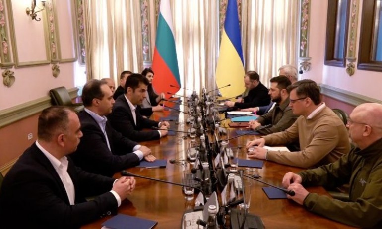 Ракетни удари в Киев, не се знае къде е делегацията на Петков - Tribune.bg