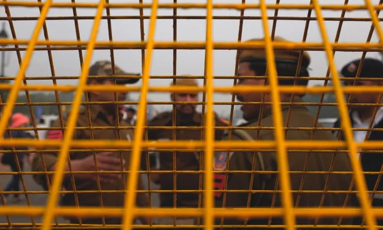 След 40 дни блокаж в Индия – настана бой за алкохол пред магазините в страната - Tribune.bg