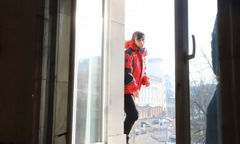 Шефът на Пирогов разкри колко е заплатата на протестиращата сестра - Tribune.bg