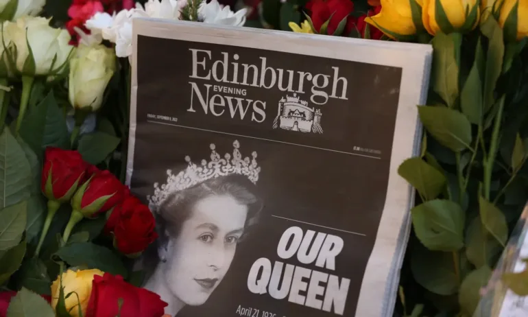 Кралица Елизабет II е починала от старост. Това става ясно