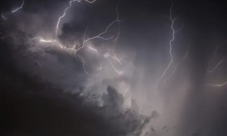 Мълния уби млад мъж в София, докато разхождал кучето си - Tribune.bg